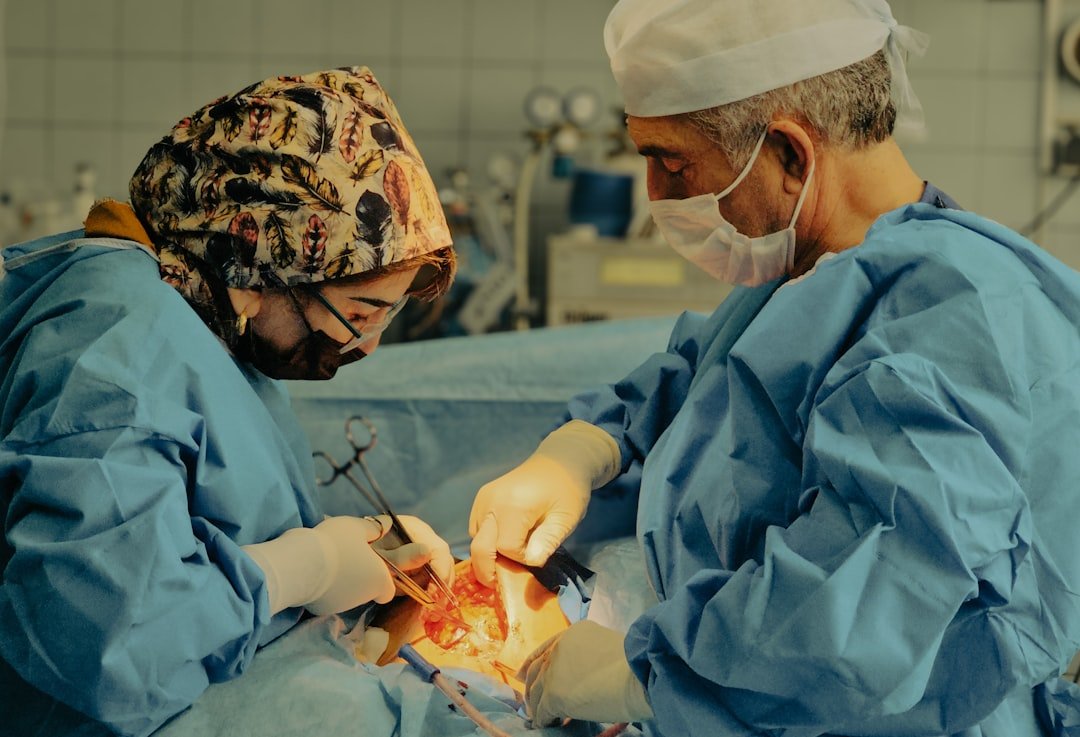 surgeons-perform-an-operation-in-the-operating-room-xtwevm7lhy